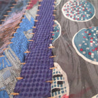 Tapete Bazhars Dhurrie Tie morado con textura natural y diseño contemporáneo ideal para sala o recámara en espacios modernos