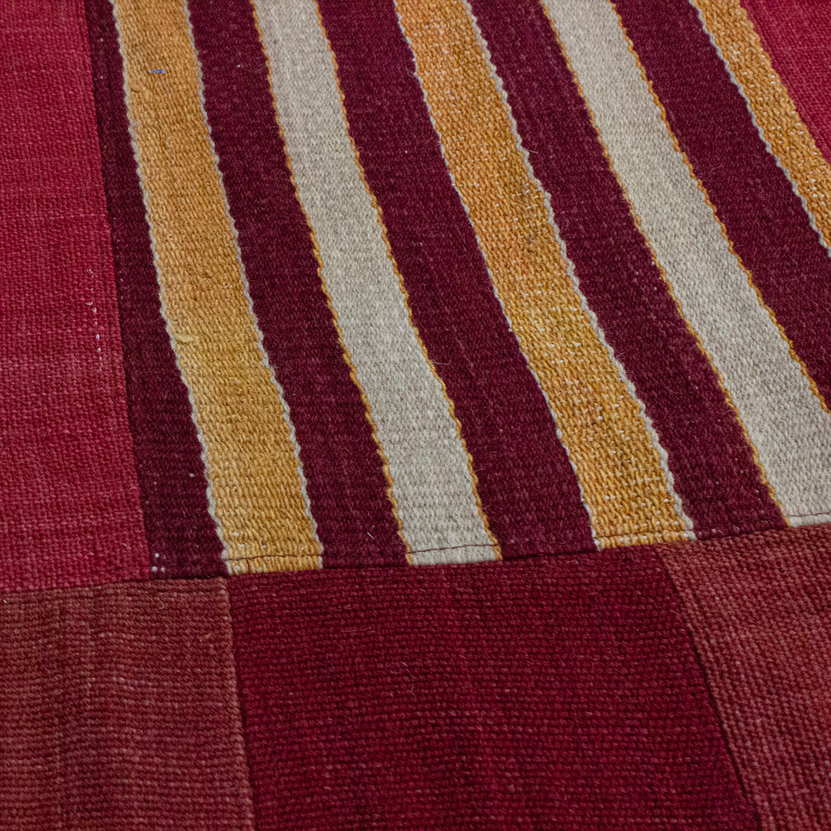 Tapete Bazhars Dhurrie patchwork 200x300 cm con textura natural y diseño contemporáneo ideal para sala o recámara en espacios modernos
