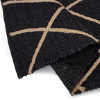 Tapete Yute Hessian black con textura natural y diseño contemporáneo ideal para sala o recámara en espacios modernos