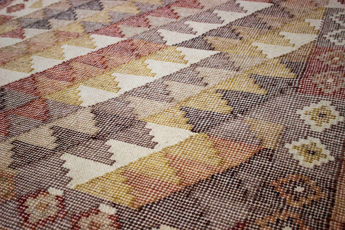 Tapete Bazhars Kilim Gokhan 129 medallón multicolor 140x200 cm con textura natural y diseño contemporáneo ideal para sala o recámara en espacios modernos