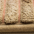 Tapete Memory Foam Lines beige 50x70 cm con textura suave y diseño contemporáneo ideal para baño en espacios modernos