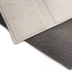 Tapete Canada beige 60x110 cm con textura suave y diseño contemporáneo ideal para recámara o pie de cama en espacios modernos