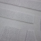 Tapete Canada Silver 60x110 cm con textura suave y diseño contemporáneo ideal para recámara o pie de cama en espacios modernos