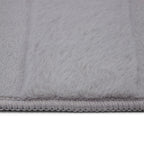 Tapete Canada Silver 60x110 cm con textura suave y diseño contemporáneo ideal para recámara o pie de cama en espacios modernos