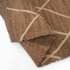 Tapete Yute Hessian Lines white con textura natural y diseño contemporáneo ideal para sala o recámara en espacios modernos