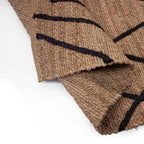 Tapete Yute Hessian Lines black con textura natural y diseño contemporáneo ideal para sala o recámara en espacios modernos