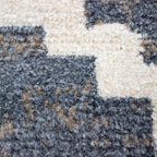 Tapete Surat 071 gris 60x110 cm con textura suave y diseño contemporáneo ideal para recámara o pie de cama en espacios modernos