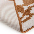 Tapete Marble Bath Mat café 40x60 cm con textura suave y diseño contemporáneo ideal para baño en espacios modernos