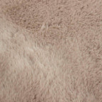 Tapete Skin taupe 60x100 cm con textura suave y diseño contemporáneo ideal para recámara o pie de cama en espacios modernos