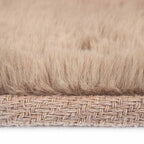 Tapete Skin taupe 60x100 cm con textura suave y diseño contemporáneo ideal para recámara o pie de cama en espacios modernos