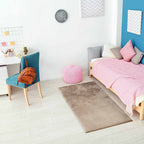 Tapete Skin taupe 60x100 cm con textura suave y diseño contemporáneo ideal para recámara o pie de cama en espacios modernos
