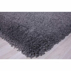 Tapete Winter gris oscuro 60x90 cm con textura suave y diseño contemporáneo ideal para recámara o pie de cama en espacios modernos