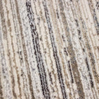Tapete Asterya líneas gris con patrón lineal y tonalidad neutra que complementa espacios contemporáneos con estilo
