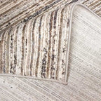 Tapete Asterya líneas gris con patrón lineal y tonalidad neutra que complementa espacios contemporáneos con estilo