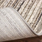 Tapete Asterya líneas gris con patrón lineal y tonalidad neutra que complementa espacios contemporáneos con estilo