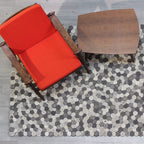 Tapete Bazhars Oriental Sushi gris oscuro con textura natural y diseño contemporáneo ideal para sala o recámara en espacios modernos