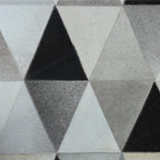 Tapete decorativo Bazhars de piel Carrara 24 triángulo, alfombra de piel con diseño geométrico moderno ideal para sala o recámara