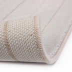 Tapete Echo 700 light grey con textura suave y diseño contemporáneo ideal para sala o recámara en espacios modernos
