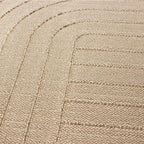 Tapete Echo 700 taupe con textura suave y diseño contemporáneo ideal para sala o recámara en espacios modernos