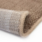 Tapete Echo 700 taupe con textura suave y diseño contemporáneo ideal para sala o recámara en espacios modernos