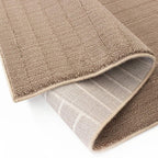 Tapete Echo 700 taupe con textura suave y diseño contemporáneo ideal para sala o recámara en espacios modernos
