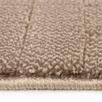 Tapete Echo 700 taupe con textura suave y diseño contemporáneo ideal para sala o recámara en espacios modernos