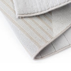 Tapete Echo 302 light gris claro con textura suave y diseño contemporáneo ideal para sala o recámara en espacios modernos