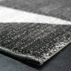 Tapete Flow geométrico amarillo con patrón dinámico y tono vibrante que añade energía y personalidad al ambiente