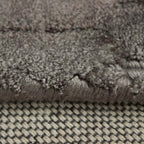Tapete decorativo Lara gris oscuro, alfombra moderna de polipropileno con diseño elegante ideal para sala o recámara