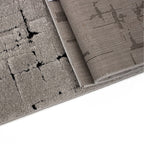 Tapete Midnight rayas con textura suave y diseño contemporáneo ideal para sala o recámara en espacios modernos