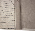 Tapete Midnight líneas con textura suave y diseño contemporáneo ideal para sala o recámara en espacios modernos