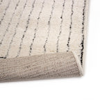 Tapete Midnight líneas con textura suave y diseño contemporáneo ideal para sala o recámara en espacios modernos
