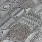 Tapete Pritya Bazhars gris con textura suave y diseño contemporáneo ideal para sala o recámara en espacios modernos