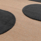 Tapete Ray 24511 negro con textura suave y diseño contemporáneo ideal para sala o recámara en espacios modernos
