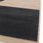 Tapete Ray 24511 negro con textura suave y diseño contemporáneo ideal para sala o recámara en espacios modernos