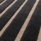 Tapete Ray 24535 negro con textura suave y diseño contemporáneo ideal para sala o recámara en espacios modernos