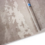 Tapete Sage abstract con textura suave y diseño contemporáneo ideal para sala o recámara en espacios modernos