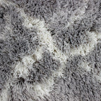 Tapete Shaggy Blendy plata 80x150 cm con textura suave y diseño contemporáneo ideal para recámara o pie de cama en espacios modernos