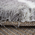 Tapete Shaggy Blendy plata 80x150 cm con textura suave y diseño contemporáneo ideal para recámara o pie de cama en espacios modernos