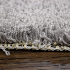 Tapete Shaggy Supreme gris con fibras largas y textura esponjosa que brinda confort y calidez en espacios interiores