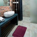 Tapete baño Memory vino 40x60 cm con textura suave y diseño contemporáneo ideal para baño en espacios modernos
