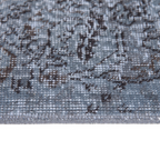 Tapete Antique turco gris con textura suave y diseño contemporáneo ideal para sala o recámara en espacios modernos
