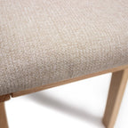 Banca Oviedo asiento beige con diseño moderno y acabado elegante ideal para sala o recámara en espacios contemporáneos