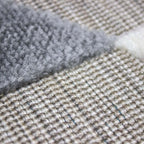 Tapete Shift chevron gris con textura suave y diseño contemporáneo ideal para sala o recámara en espacios modernos