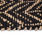 Tapete Yute Ebony zig zag con textura natural y diseño contemporáneo ideal para sala o recámara en espacios modernos