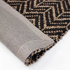 Tapete Yute Ebony zig zag con textura natural y diseño contemporáneo ideal para sala o recámara en espacios modernos
