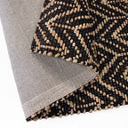Tapete Yute Ebony zig zag con textura natural y diseño contemporáneo ideal para sala o recámara en espacios modernos