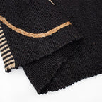 Tapete Yute Trace black con textura natural y diseño contemporáneo ideal para sala o recámara en espacios modernos