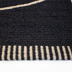 Tapete Yute Trace black con textura natural y diseño contemporáneo ideal para sala o recámara en espacios modernos