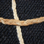 Tapete Yute Trace black con textura natural y diseño contemporáneo ideal para sala o recámara en espacios modernos